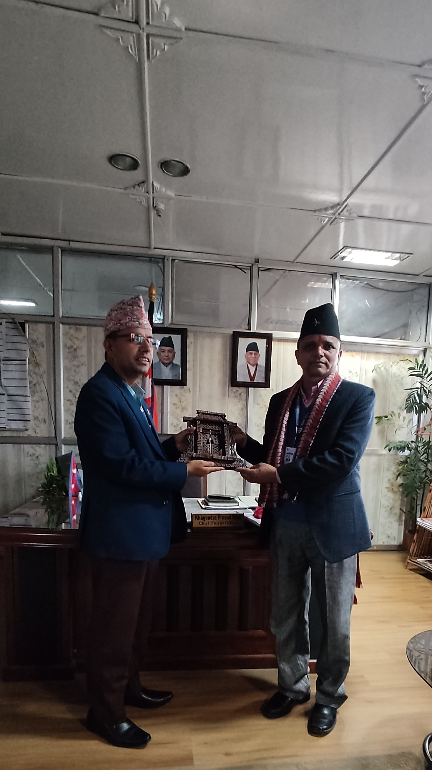 सहायक प्रमुख जिल्ला अधिकारी श्री माधव प्रसाद शर्माज्यू विदाइ गर्नु हुदै प्रमुख जिल्ला अधिकारी श्री खगेन्द्रप्रसाद  रिजालज्यू